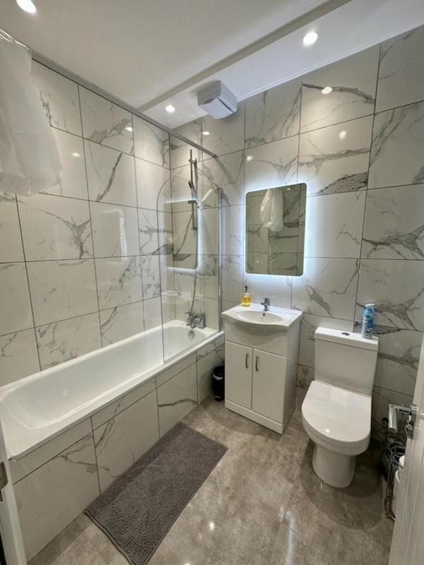 Stratford Apartment With Balcony Londra Esterno foto